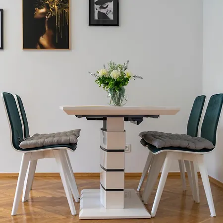 Nerudy Comfy Living By Bookinghost Apartman